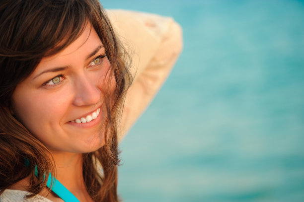 一个美丽的年轻女子在日落的肖像图片下载