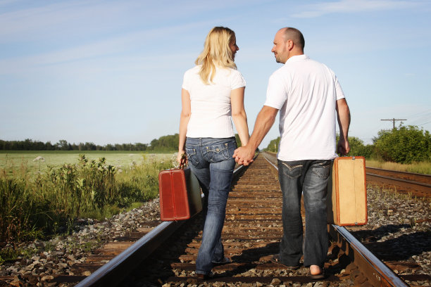 男人和女人在铁轨上行走图片下载