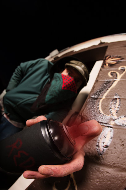 戴面具和喷漆罐的人图片下载