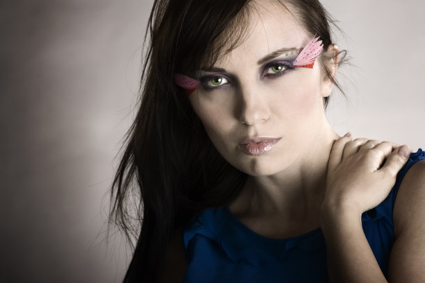 看相机的女人图片下载