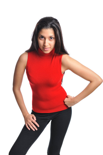 身穿红色上衣的年轻西班牙裔妇女图片下载