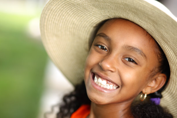 快乐的小女孩图片下载