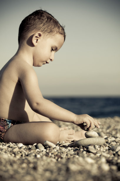 孩子们在海滩上玩耍图片下载