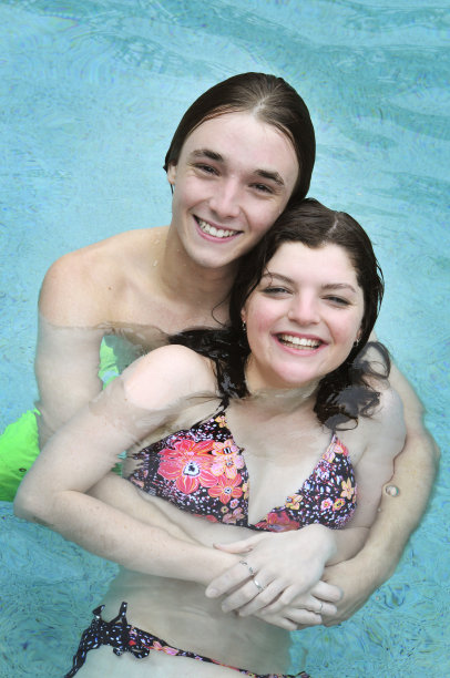 泳池中的爱图片下载