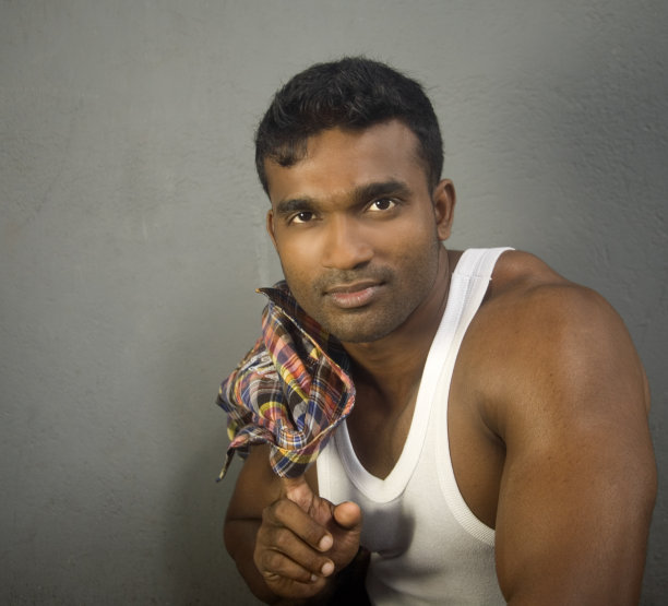 有魅力的男性头和肩膀在妻子殴打图片下载