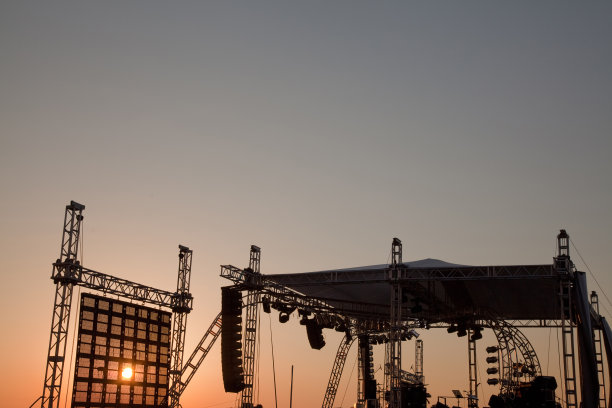 日落时音乐会舞台的剪影图片下载