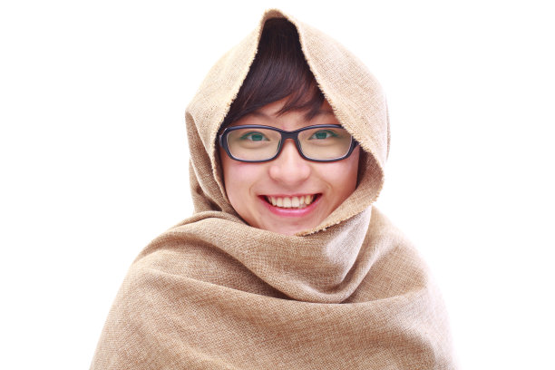 可爱的女孩盖在毯子里图片下载