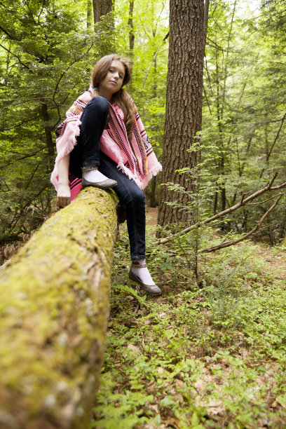 森林里的少女图片下载