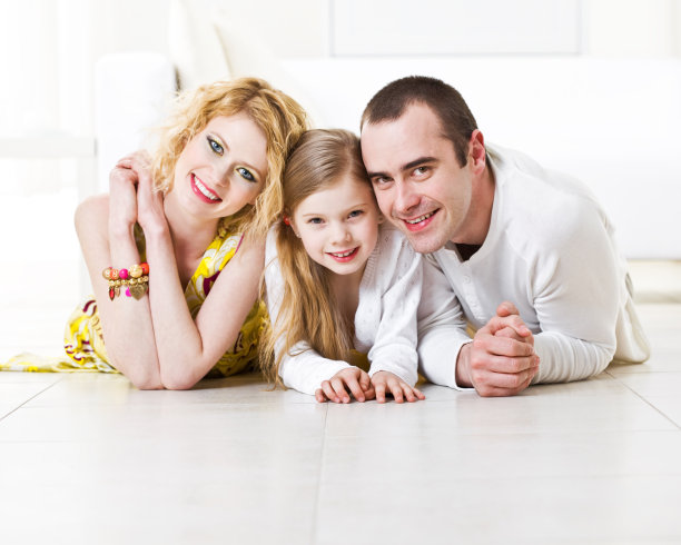 年轻的家庭快乐图片下载