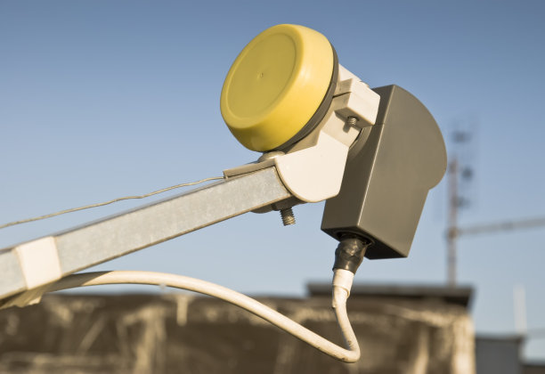 晴空下的安全摄像机特写镜头图片下载