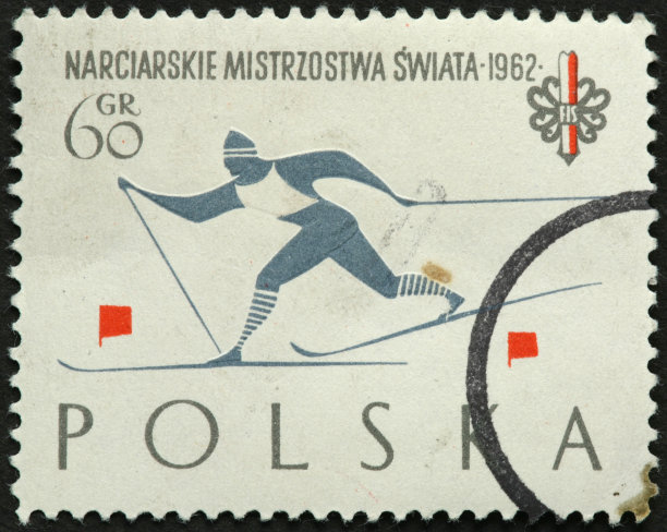 一个古老的波兰邮票上的北欧滑雪者图片下载