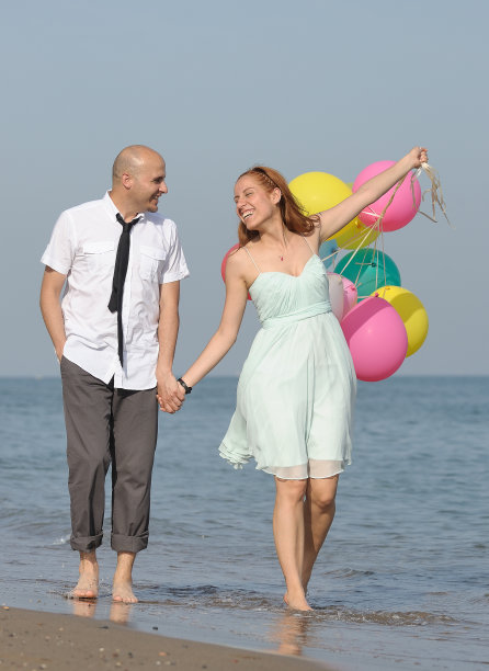 年轻的蜜月情侣图片下载