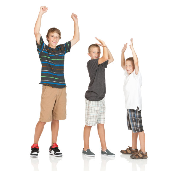 三个男孩举起手臂站着的肖像图片下载