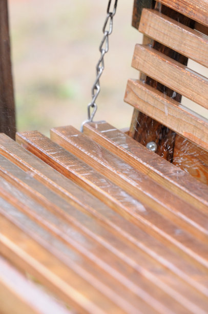 雨滴落在木秋千上图片下载