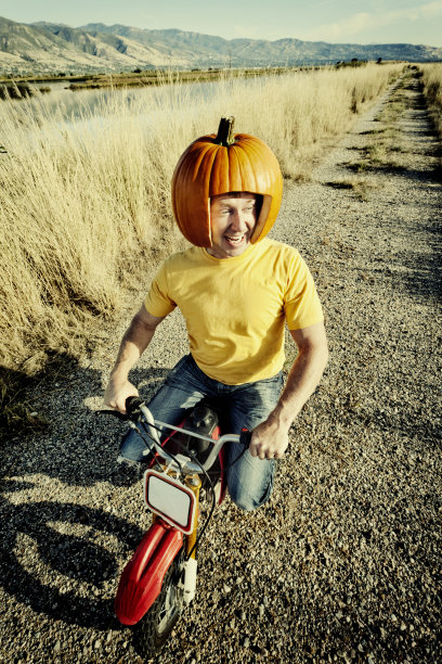 农民南瓜摩托车手图片下载