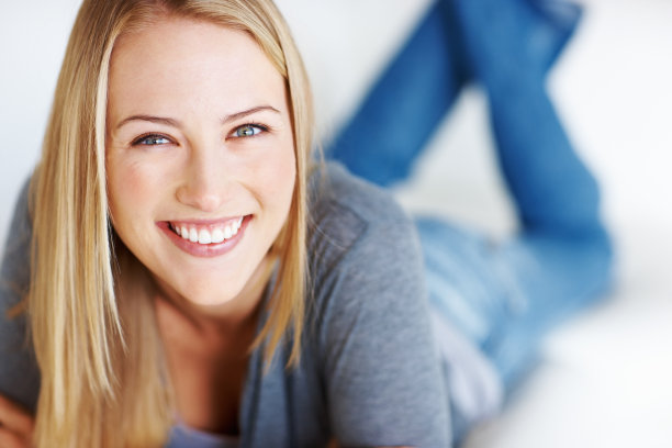 在沙发上微笑的女人图片下载