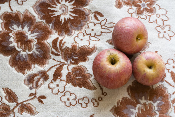 三个金莲苹果在优雅的背景图片下载