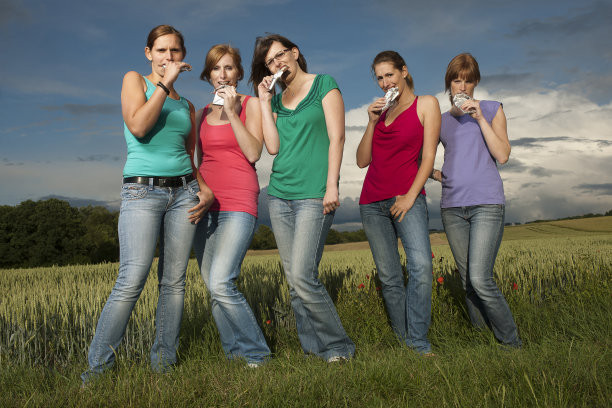 一群年轻女子在吃巧克力图片下载