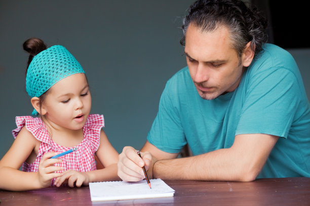 家人一起画画和写作图片下载