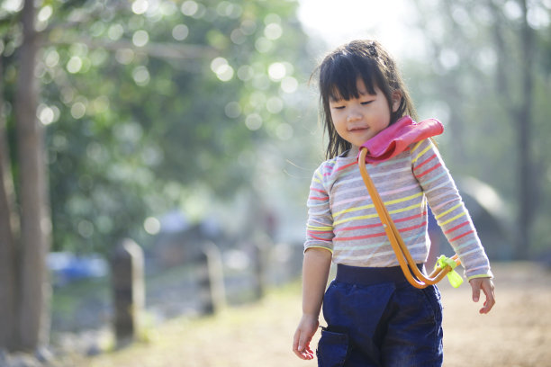 带椅子的小孩图片下载