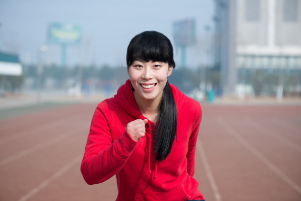 跑步的女人。快乐，年轻，充满活力图片下载