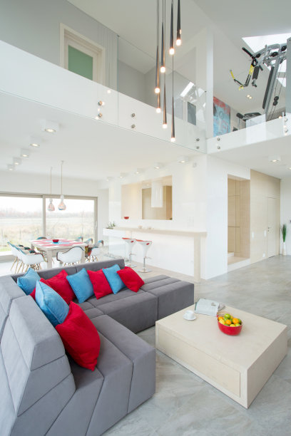 设计的房子和灰色沙发图片下载
