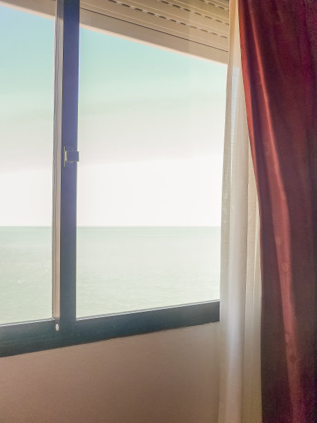 透过窗户鸟瞰大海图片下载