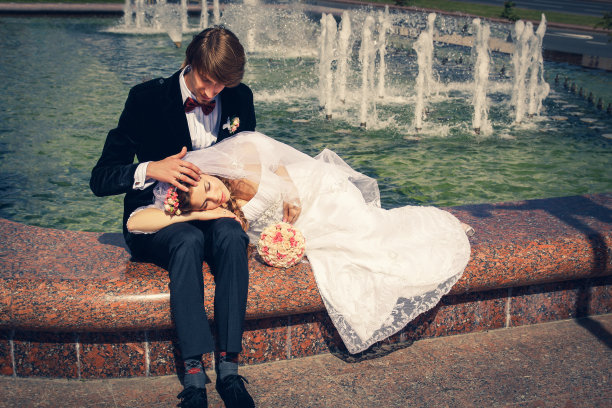 疲惫的新娘和新郎图片下载