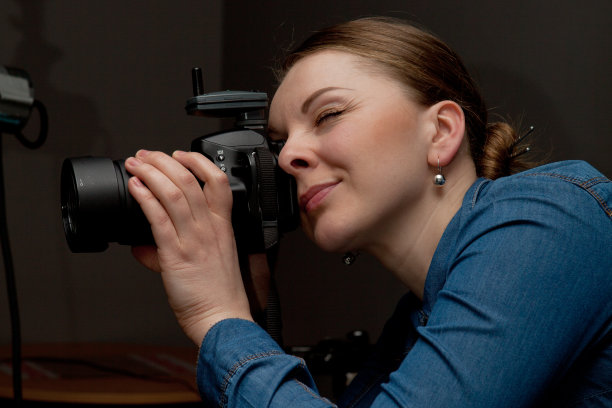 摄影师女人拿着相机拍照图片下载