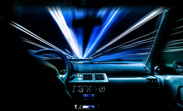 夜晚开车，车灯射线光快速度图片下载