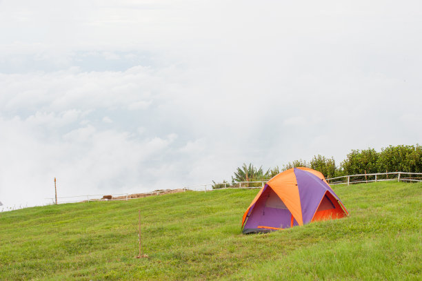 在绿地上搭帐篷图片下载