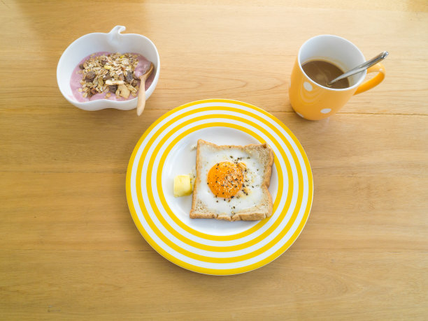 早餐，煎蛋放在吐司上。图片下载