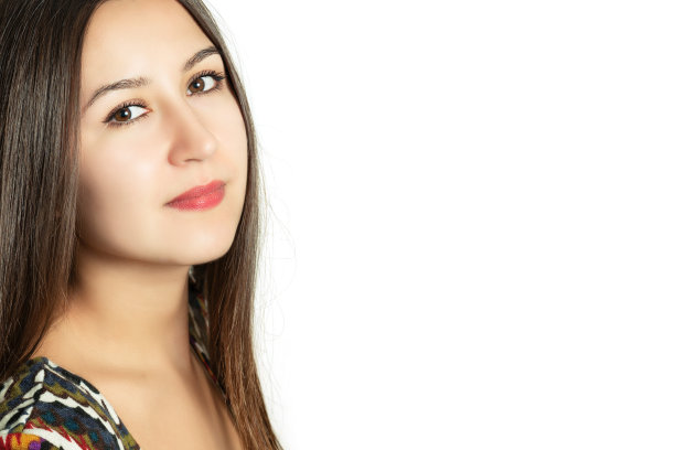 一个美丽的年轻女孩的肖像在一个白色的背景图片下载