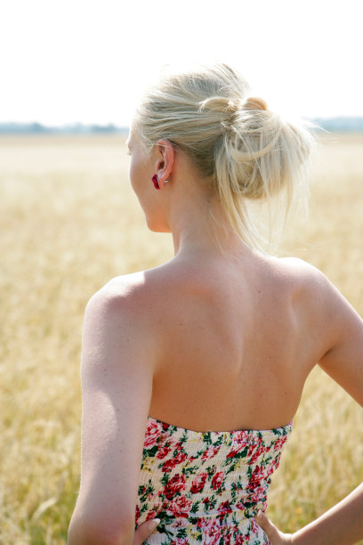 年轻的金发女人在大自然中图片下载