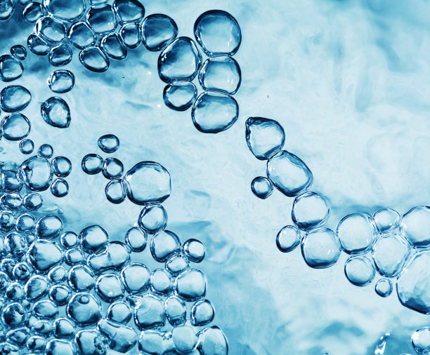 混合大小的玻璃卵石融合在浅蓝色玻璃板上图片下载