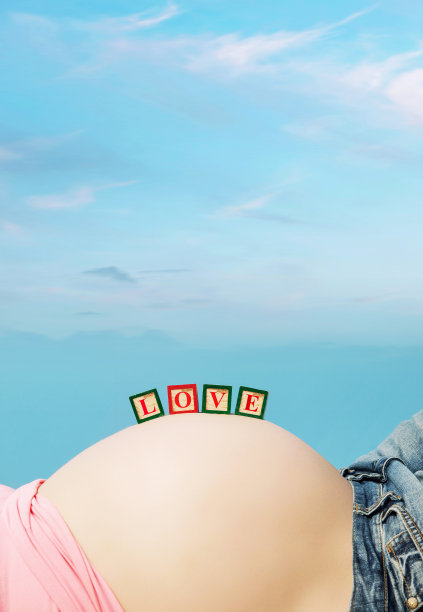 孕妇肚子上的字母盒子图片下载