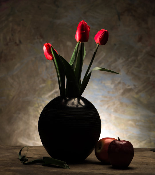 花瓶里的郁金香和苹果图片下载