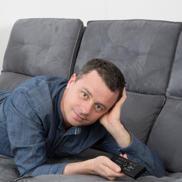 躺在沙发上的快乐男人图片下载