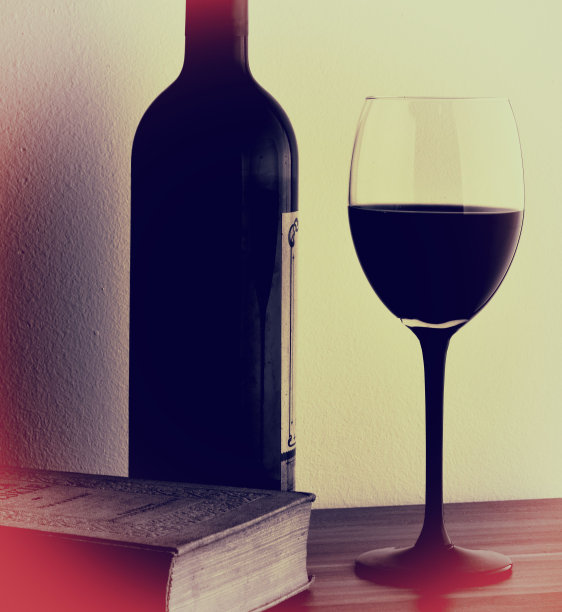 一瓶酒，一个杯子和一本书图片下载