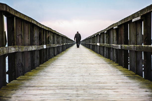 木制人行桥图片下载