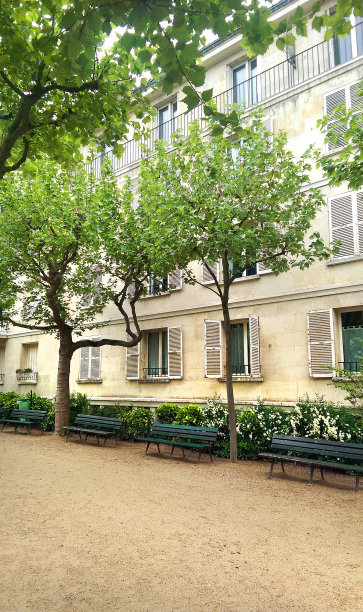 这是早春的巴黎大街图片下载