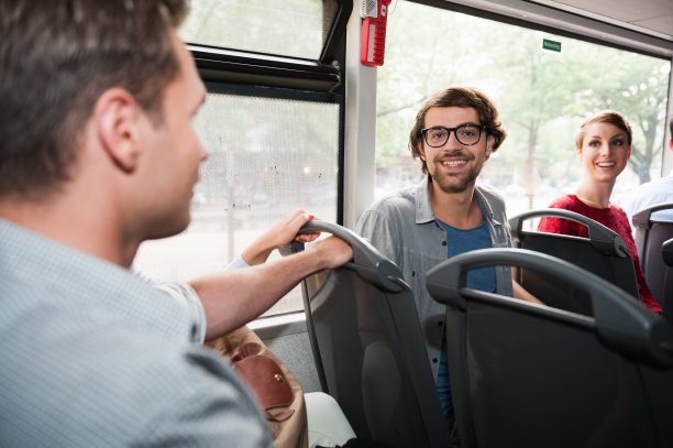 男人在公共汽车图片下载