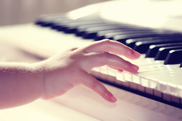 孩子弹钢琴图片下载