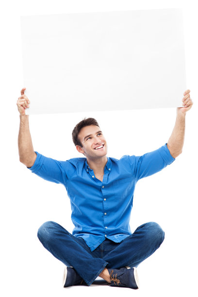 一个年轻人把牌子举过头顶图片下载