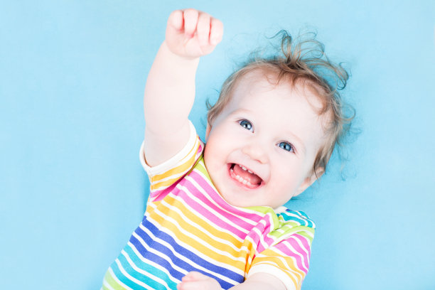 蓝色背景下有趣快乐的小女孩图片下载