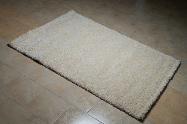 地板上铺着白色的地毯图片下载