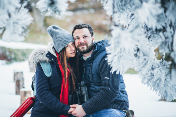 一对夫妇在山上徒步旅行图片下载