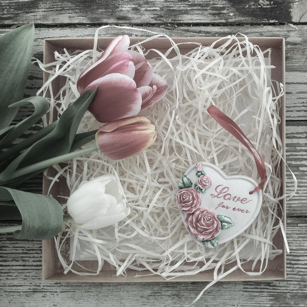 郁金香花束在旧报纸背景上图片下载