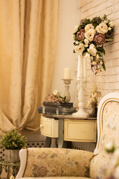 复古内饰，桌子上放着花瓶、鲜花和蜡烛。图片下载