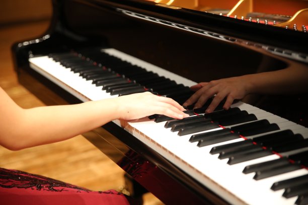 弹钢琴图片下载
